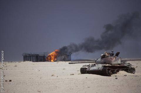 Irakischer Panzer an brennender lquelle